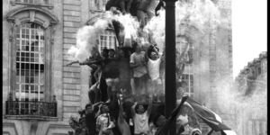 Black and white image of crowds celebrating at Trafalgar Square.