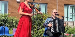 Image of two musicians on stage.