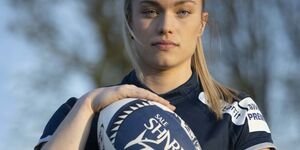 Image of a rugby player holding the ball.