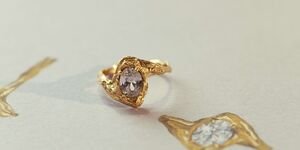 Image of a gold ring.