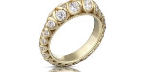 Image of a gold diamond ring.