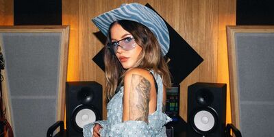 Image of a woman in a cowboy hat.