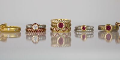 Image of a row of gold rings.